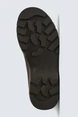 Bota de cuero con acabado abatanado, horma redonda y suela track con volumen. Cuenta con plantilla interior de cuero y tirador en la parte trasera.