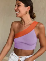 Top corto de tejido de punto, con diseño asimétrico de un solo hombro. La parte principal es de color lila y el tirante es de color naranja.