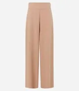 Pantalón pantalona femenina confeccionada en crepé, con cintura ancha, cremallera lateral y pences en la parte trasera.