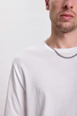 Remera básica de manga larga blanca, cuello redondo y corte clásico.