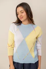 Sweater de punto de manga larga con diseño geométrico de rombos en tonos pasteles celeste, amarillo y blanco. Cuenta con cuello redondo y ribetes en el cuello, puños y ruedo.