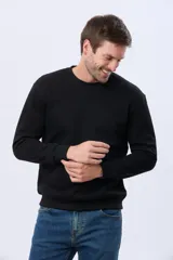 Buzo deportivo de cuello redondo con interior en micropolar y logo bordado al tono en el pecho.