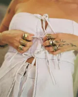 Anillo de plata 925 con diseño de cerco tejido.