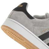 Championes Adidas Campus 00s de diseño retro, confeccionados en gamuza gris con las clásicas tres tiras laterales en cuero negro, cordones anchos y suela de goma color miel.