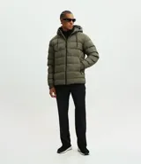 Campera puffer deportiva Get Over, color negro, con diseño sin costuras, cierre frontal por cremallera y capucha con cordón ajustable. Presenta puños elásticos y diseño acolchado.