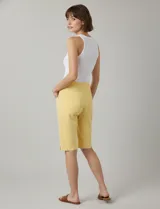 Bermuda color beige de gabardina elastizada, marca Ruby Rd. Tiene pretina ancha elastizada, bolsillos simulados en la parte delantera y bolsillos aplicados en la parte trasera.