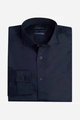 Camisa de manga larga Brooksfield, color azul marino, con cuello clásico, cierre frontal de botones y bordado pequeño en el pecho.