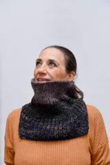 Cuello tejido a mano en lana merino natural sin teñir, con diseño a rayas horizontales en tonos grises y marrones.