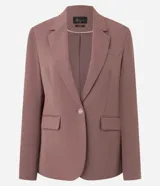 Blazer de sastrería color marrón, de modelaje comfort, corte estructurado y largo medio. Cuenta con cuello con solapa, cierre frontal de botón único, bolsillos con tapa y mangas largas.