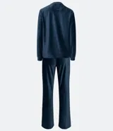 Conjunto de pijama largo de plush azul oscuro, compuesto por una blusa de manga larga con cuello redondo y bordado de lettering en blanco, y un pantalón largo de corte recto.