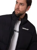 Campera puffer negra Caterpillar, modelo Heavyweight Insulate, con cuello alto, cierre frontal de cremallera, bolsillos laterales con cierre y logo de la marca estampado en el pecho.