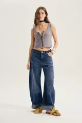 Jean de denim celeste con lavado claro y efecto desteñido, de tiro alto y corte ancho con dobladillo vuelto en los tobillos.