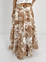 Falda larga de algodón con estampado floral en tonos azul y blanco. Tiene elástico en la cintura y viene con un cinto de rafia elastizado, desmontable.