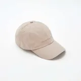 Gorra de béisbol color beige con bordado frontal con la frase 'Creative Club'.