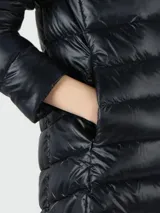 Campera puffer Herno modelo Amelia, color azul marino, de nylon rellena de plumas, con cuello alto y cierre con botones a presión.