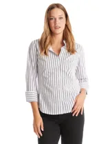 Camisa entallada de algodón con estampado de rayas verticales en tonos blanco y gris. Presenta cuello con solapa, escote en V, cierre frontal con botones y mangas tres cuartos con puños anchos. El diseño incluye paneles laterales elastizados para un ajuste flexible y ruedo redondeado.