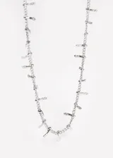 Collar plateado de acero quirúrgico hipoalergénico con cadena groumet y detalles diamantados.