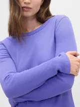 Remera de manga larga confeccionada en tejido tipo waffle, con cuello redondo y ruedo redondeado.