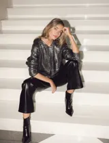 Pantalón de eco cuero negro, marca Elan, con pretina, cierre y broche interno. Presenta costura frontal en la pierna y bolsillos simulados en la parte trasera.