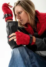 Mitones rojos tejidos a crochet con detalles de cuero negro y hebilla metálica.