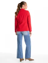 Blazer sastrero entallado color beige, con cuello de solapa, cierre frontal con un botón a tono y hombreras estructuradas. Presenta bolsillos laterales con solapa y forro interno.