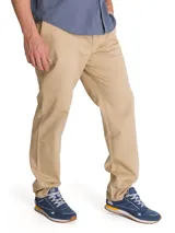 Pantalón chino Caterpillar de corte tapered straight, color beige, con tiro medio, bragueta con cremallera y botón, bolsillos laterales y bolsillos traseros con solapa y botón.