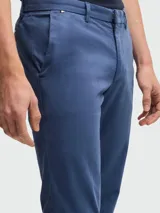 Pantalón de vestir blanco, corte slim fit, confeccionado en gabardina de algodón elástico.