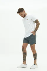 Short de baño con estampado floral en tonos azules, cintura elástica con cordón ajustable, bolsillos laterales y bolsillo trasero.