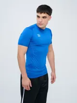 Remera térmica deportiva de manga corta de la marca Umbro, en color rojo, con cuello redondo y ajuste ceñido al cuerpo.