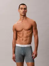 Pack de tres bóxers Calvin Klein Icon Cotton Stretch, confeccionados en mezcla de algodón supersuave y elastano. Incluye un bóxer liso de color negro, uno con estampado geométrico de monogramas en tonos verdes y azulados, y uno liso en color verde menta. Todos cuentan con cintura elástica con logo de la marca.