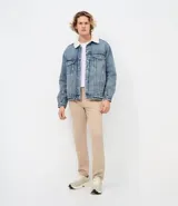 Pantalón slim de sarga lavada para hombre, de corte ajustado y color beige, con bolsillos laterales y traseros, trabillas para cinturón y cierre frontal con botón y cremallera.