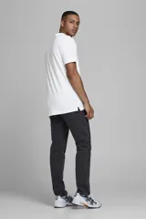 Chomba de piqué color blanco, de corte slim fit, manga corta y cuello camisero con cierre frontal de botones.