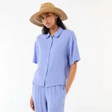 Camisa azul de manga corta con diseño de rayas verticales blancas, cuello camisero y cierre frontal con botones.