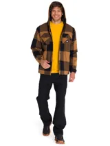 Chaqueta tipo camisa de franela con capucha, diseño a cuadros en tonos marrón y negro. Cuenta con cierre frontal a presión, bolsillos en el pecho con solapa y bolsillos laterales. Incluye logo de la marca en el bolsillo izquierdo.