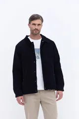 Campera de pana color azul marino con textura acanalada, cierre frontal con botones a presión, cuello clásico y ajuste regular.