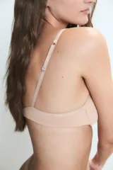 Soutien Caro Cuore con taza soft y aro, confeccionado en poliamida y elastano. Presenta breteles finos con el logo de la marca estampado y cierre posterior.