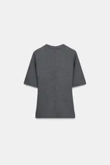 Top de cuello redondo y manga corta, confeccionado en tejido suave con costura central vertical y cintura entallada.