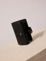 Tarjetero pop up color marrón de cuero sintético.