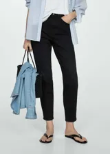 Jeans mom-fit de tiro alto color negro, con diseño clásico de cinco bolsillos, trabillas para cinturón y cierre frontal con cremallera y botón.