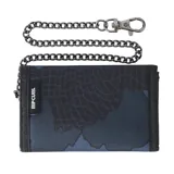 Billetera Rip Curl modelo Sessions Chain Surf, de diseño plegable con estampado camuflado en tonos de azul y negro, y parche de goma con el logo de la marca en el frente.