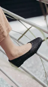 Chatita de cuero color negro, con diseño calado en toda la superficie, punta cuadrada y suela plana con goma antideslizante.