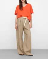 Camiseta de algodón con corte evasé, escote en V y manga japonesa sobre el codo.
