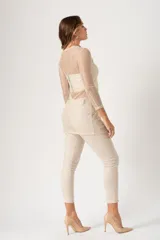 Vestido corto color dorado, de corte recto y mangas cortas, confeccionado en algodón y elastano.