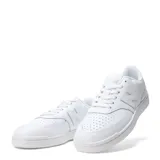 Championes urbanos New Balance modelo 80 Court, color blanco, con diseño de corte bajo, cierre de cordones y perforaciones en la puntera para mayor ventilación.
