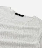 Musculosa negra de corte regular con textura de punto y escote redondo (canoa).