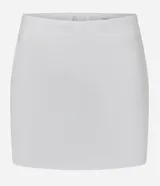 Short pollera de bengalina con diseño sastrero, tiro alto y corte ajustado. Confeccionado en mezcla de viscosa certificada, poliamida y elastano.