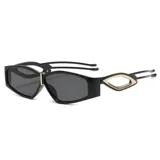 Lentes de sol con armazón negro de diseño geométrico y detalles metálicos dorados en el puente y las patillas. Cuentan con protección UV400.