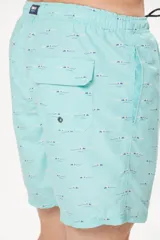 Short de baño celeste estampado con diseño minimalista, cintura elastizada con cordón de ajuste y bolsillos laterales.