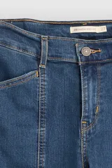 Jean de corte wide leg con costuras verticales frontales, tiro medio y cierre de botón y cremallera. Presenta un diseño de cinco bolsillos y trabillas para cinturón.