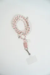 Correa para celular de cuerda trenzada en tonos rosado y celeste, con detalles en cuero sintético rosado y herrajes metálicos plateados. Incluye una placa transparente para sujetar al dispositivo.